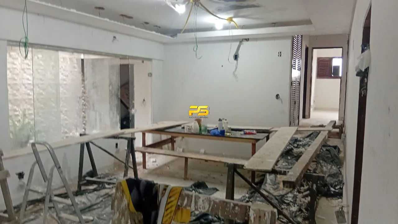 Дом 350 м² с 5 спальнями и встроенной кухней
