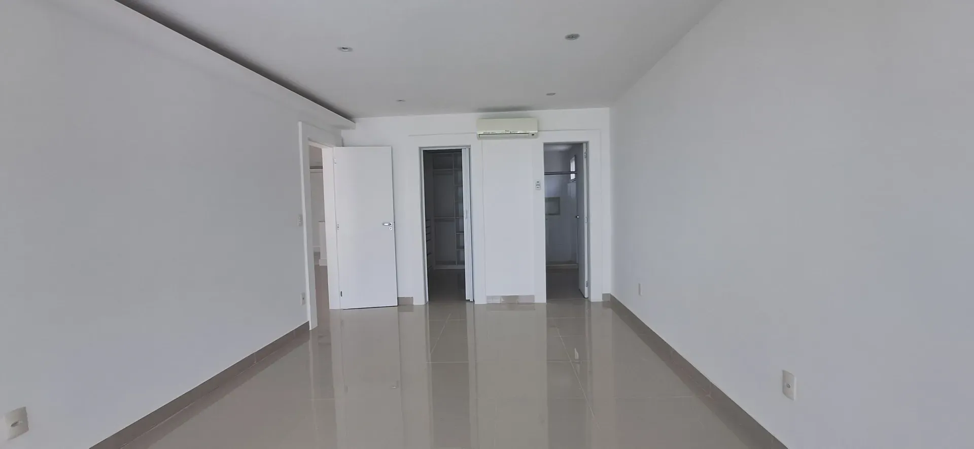 House with 900 m², 5 bedrooms and 4 parking spots — photo 21