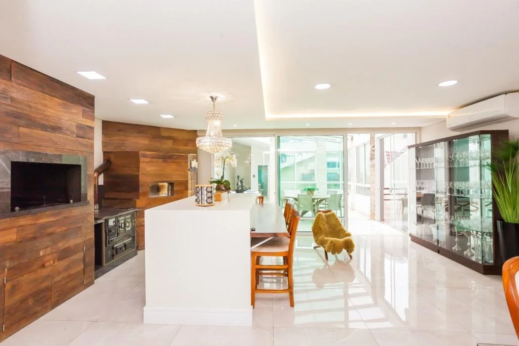 4-bedroom house with floor-to-ceiling windows — photo 10