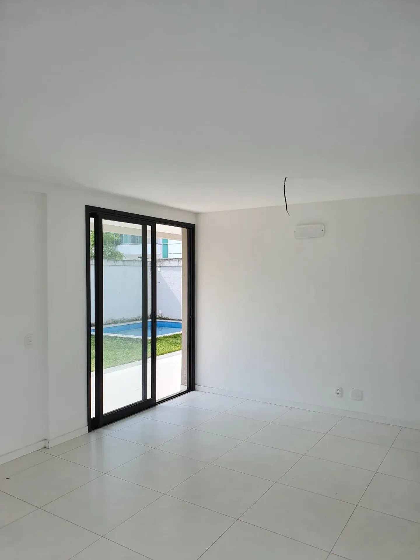 Floor-to-ceiling windows in a 4-bedroom house, 366 m² — photo 2