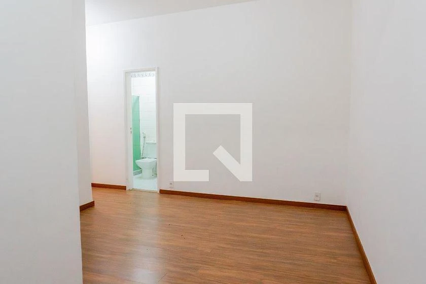 One-bedroom apartment with wood or laminate floors — photo 7