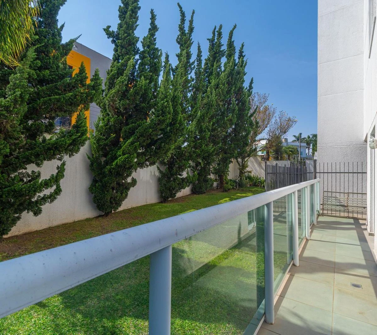 2-bedroom apartment with balcony and open-plan kitchen — photo 17