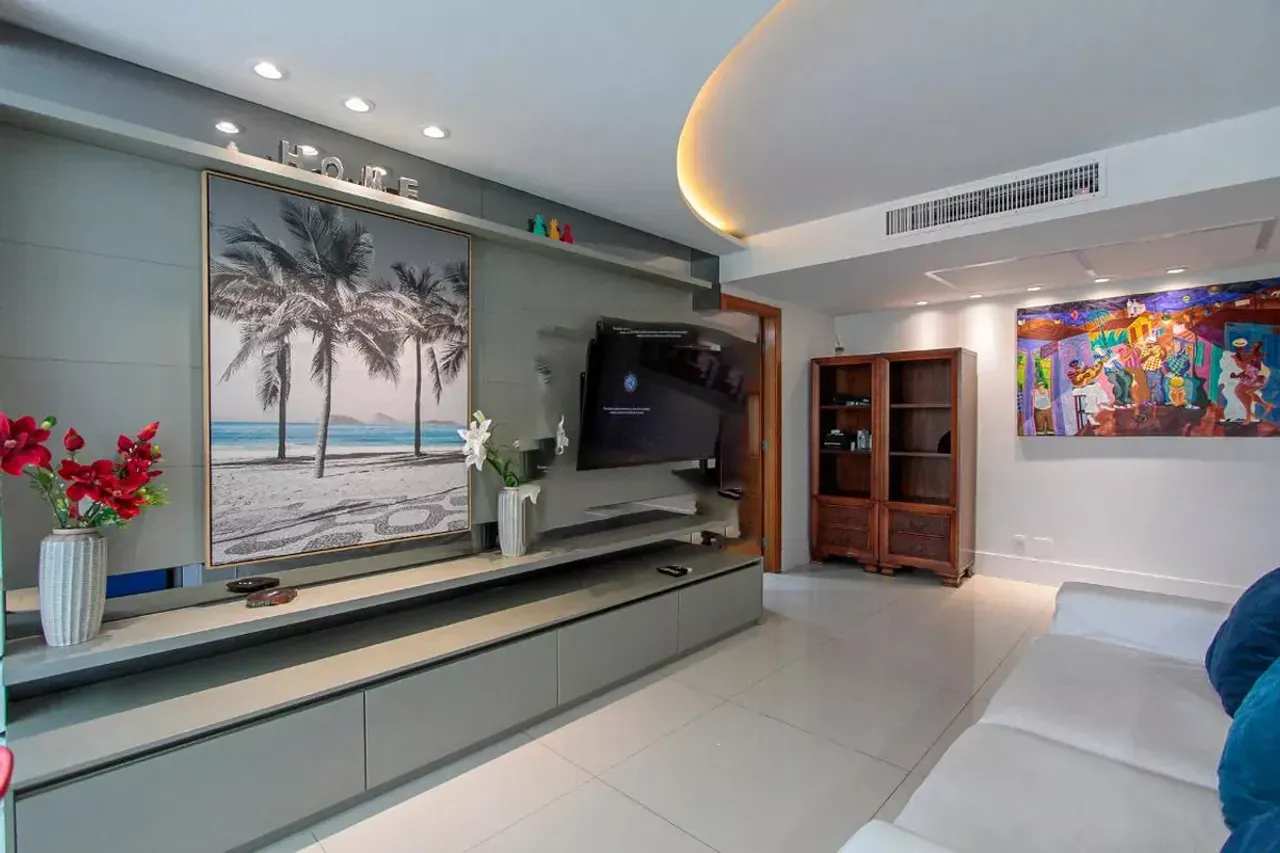 Furnished apartment, 105 m², with a glass-enclosed balcony — photo 9