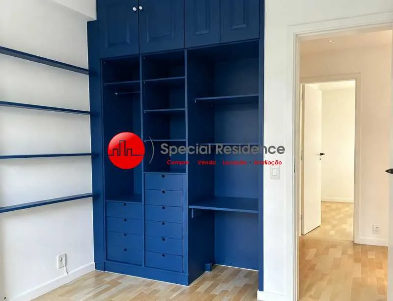 Wood or laminate floors in a 3-bedroom apartment, 120 m² — photo 9