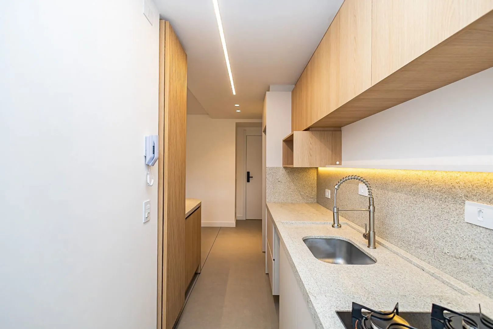 Furnished apartment, 78 m², with a glass-enclosed balcony — photo 23