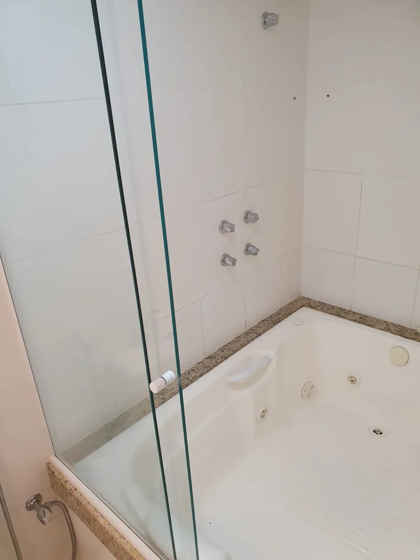 84 m² apartment with floor-to-ceiling windows and a bathtub — photo 6