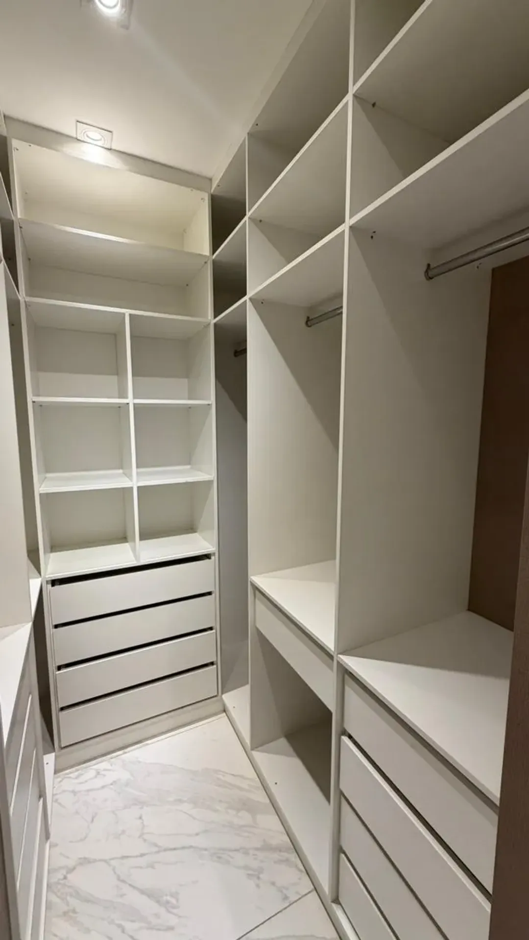 Furnished apartment, 250 m², with floor-to-ceiling windows — photo 8