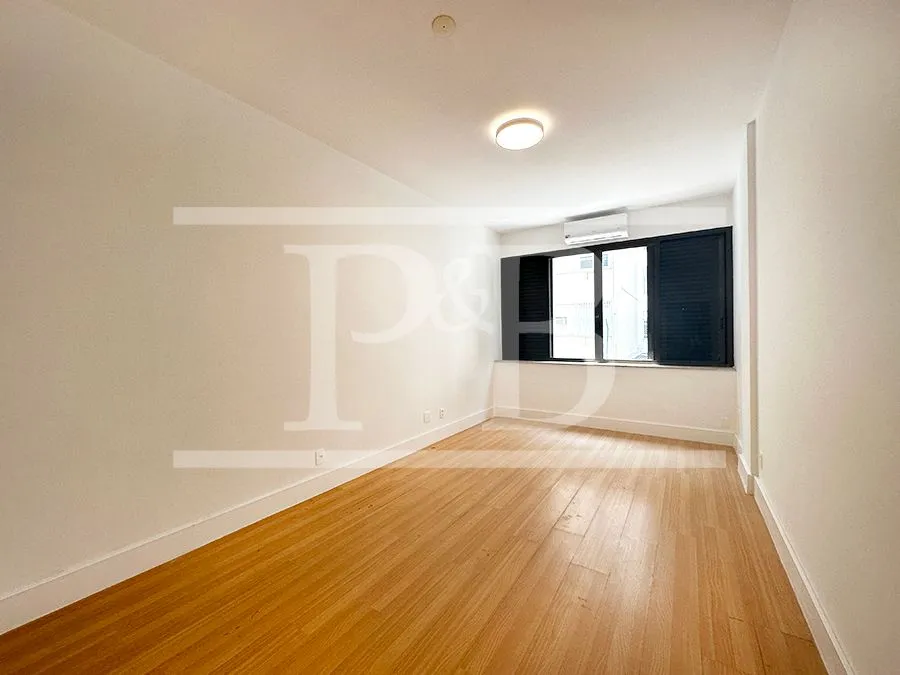 3-bedroom apartment with enclosed glass balcony — photo 27