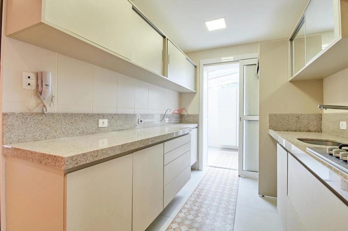 Balcony with a grill in a 2-bedroom apartment, 129 m² — photo 2