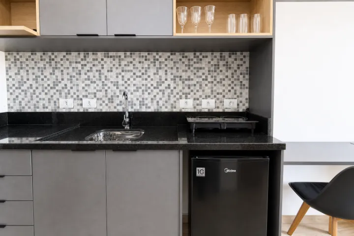 Estudio amueblado con balcón y ducha con mampara de vidrio — photo 3