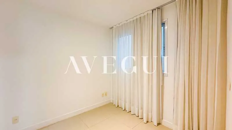 197 m² apartment with 4 bedrooms and a glass balcony — photo 4