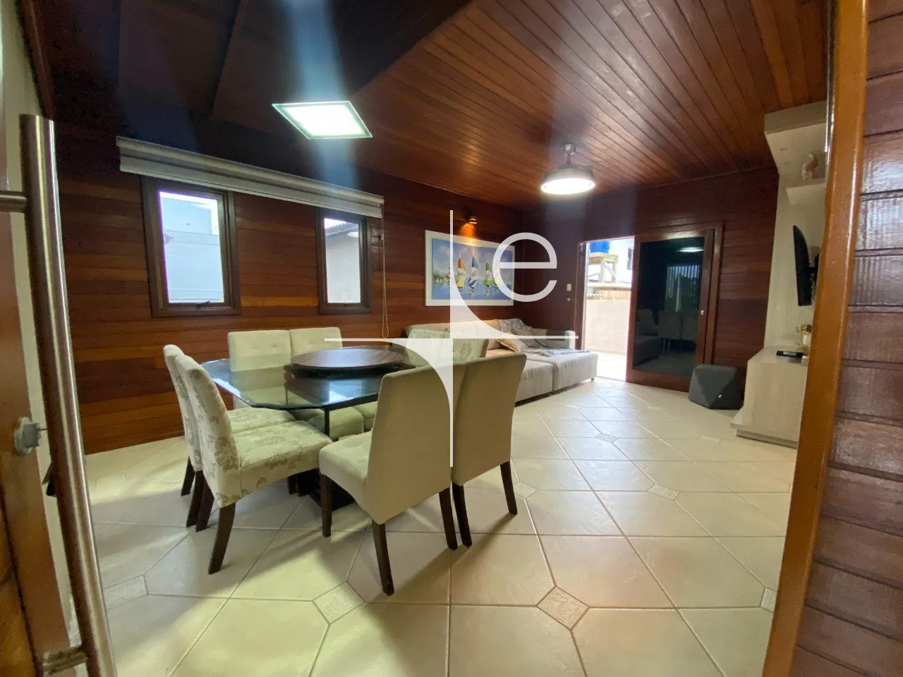 264 m² house with a garden and floor-to-ceiling windows
