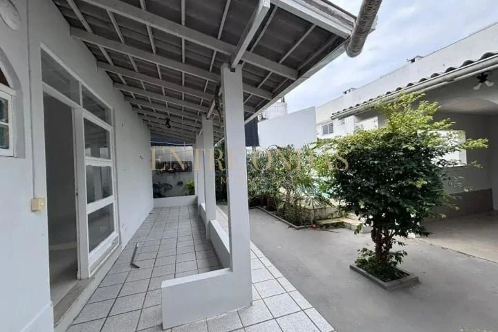 Casa de 4 dormitorios con cocina integrada a gas