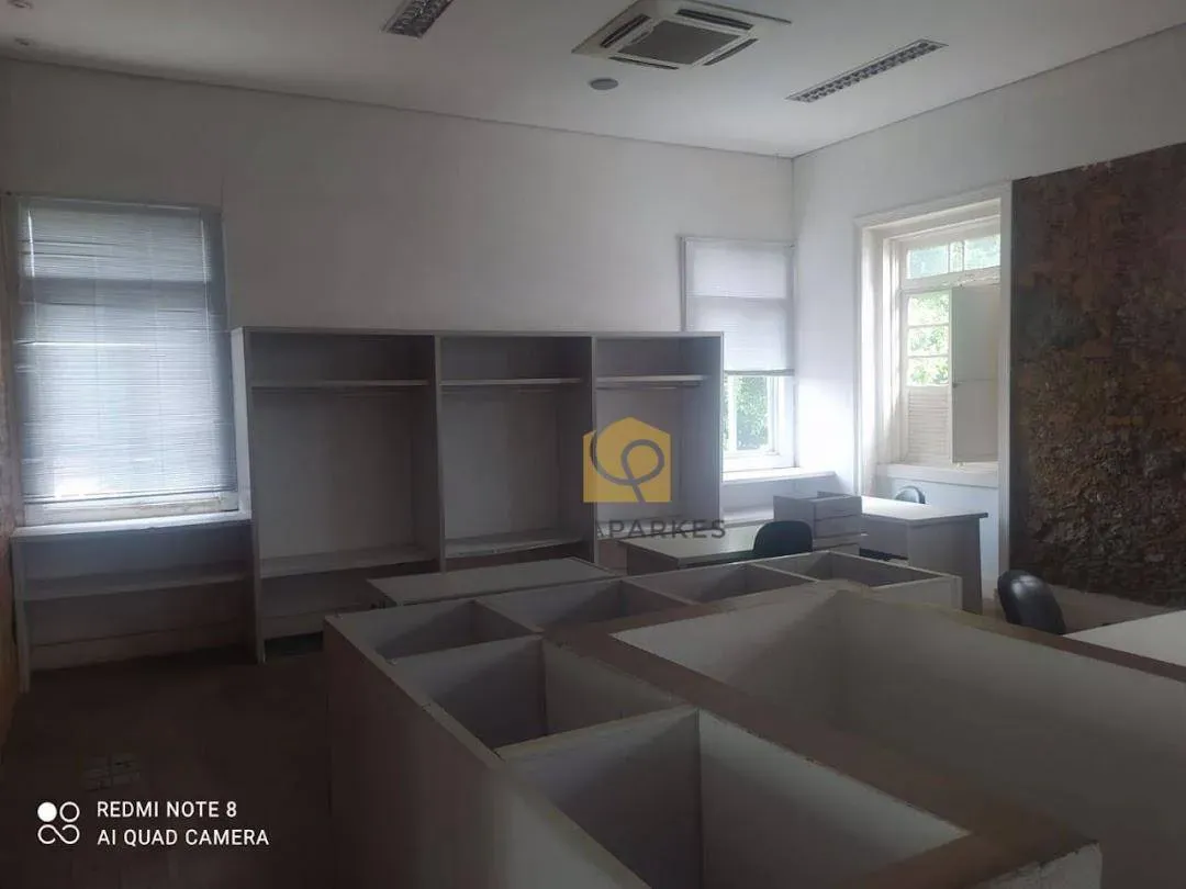 Casa com 2 dormitórios e piso de madeira na sala — photo 9
