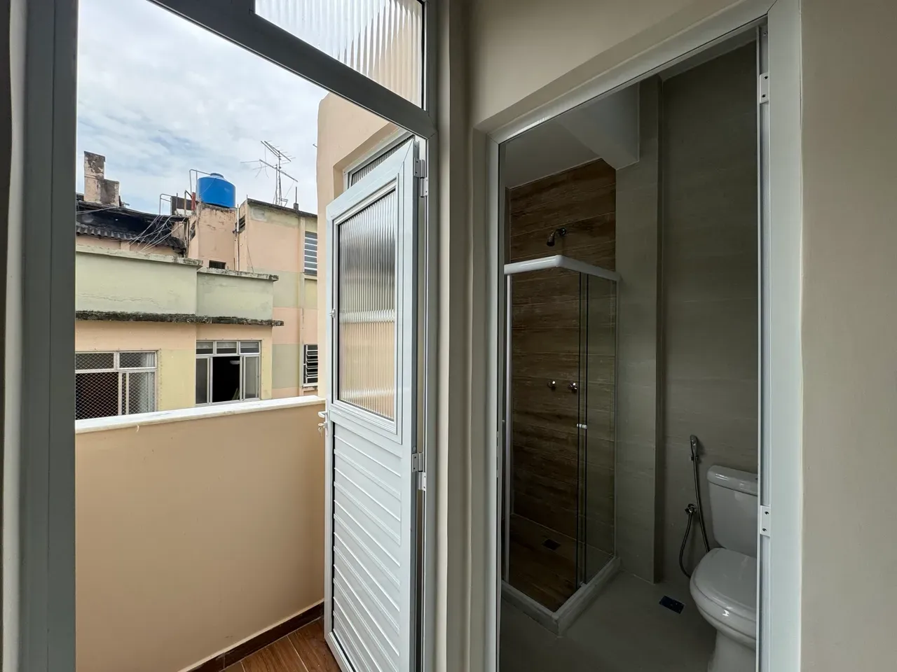 Glass-enclosed balcony in a one-bedroom apartment, 39 m² — photo 17