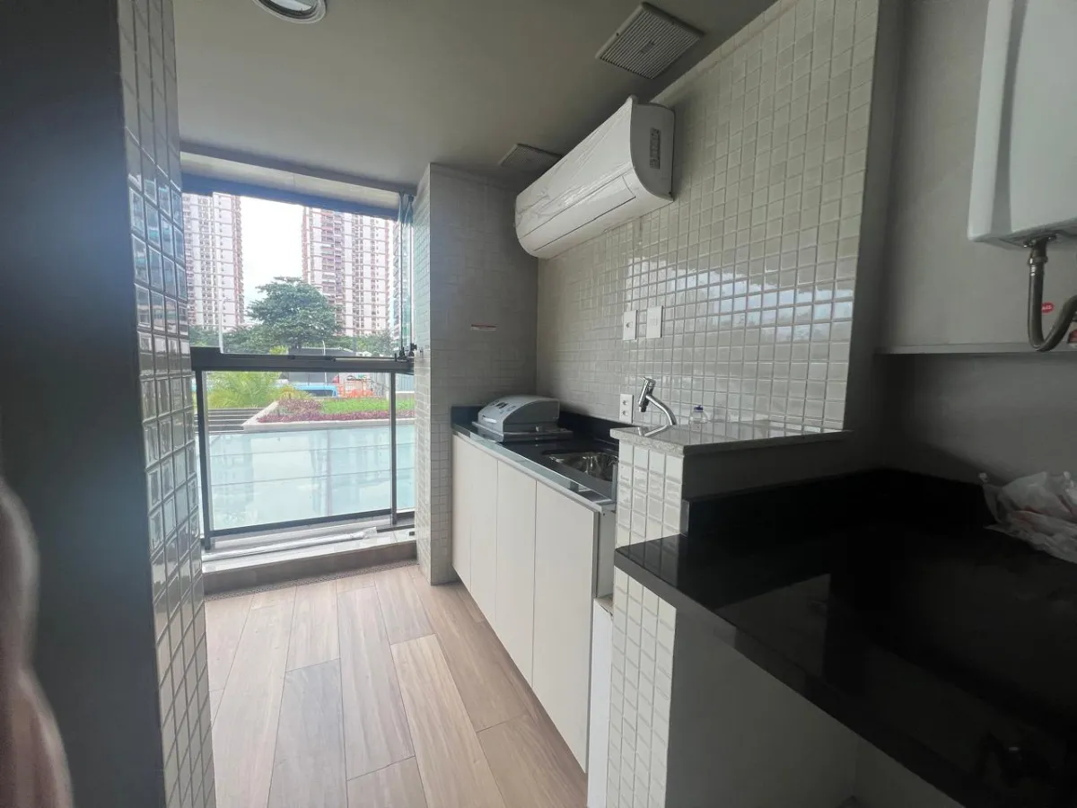 Glass-enclosed balcony in a 3-bedroom apartment, 98 m² — photo 11