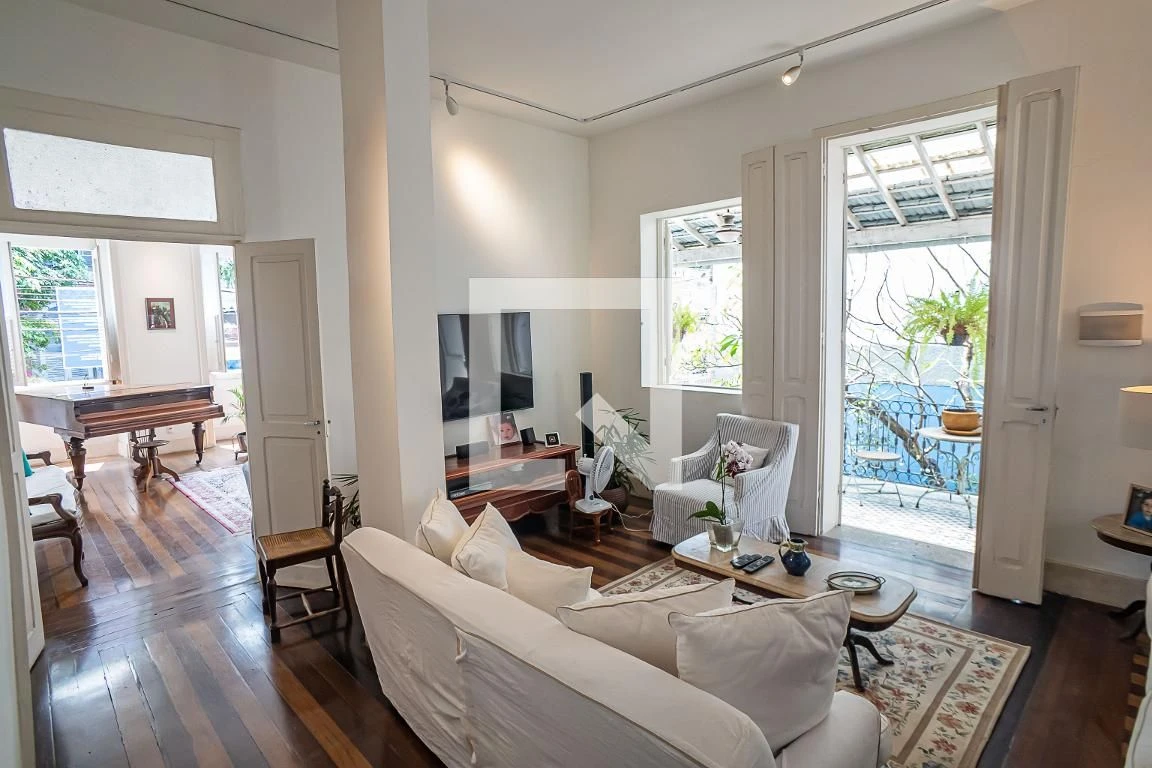 Furnished house, 300 m², with floor-to-ceiling windows — photo 29