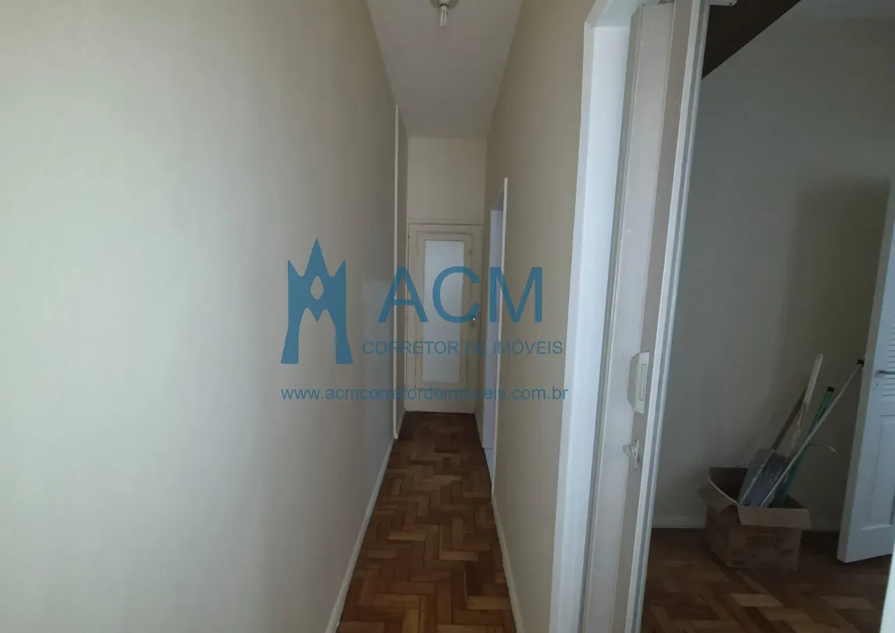 Wood or laminate floors in a one-bedroom apartment, 52 m² — photo 24