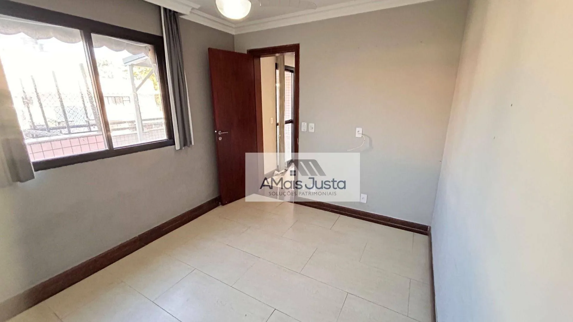 4-bedroom apartment in a building with a pool — photo 49