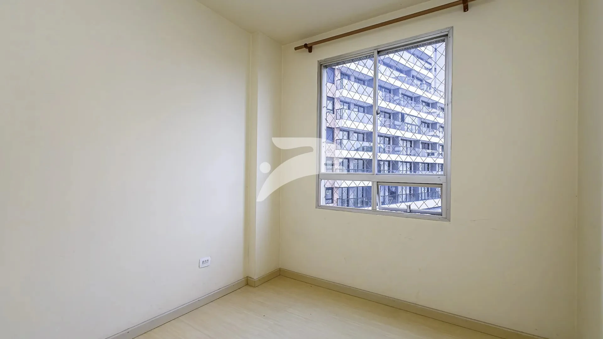 3-bedroom apartment with wood or laminate floors in Curitiba — photo 6