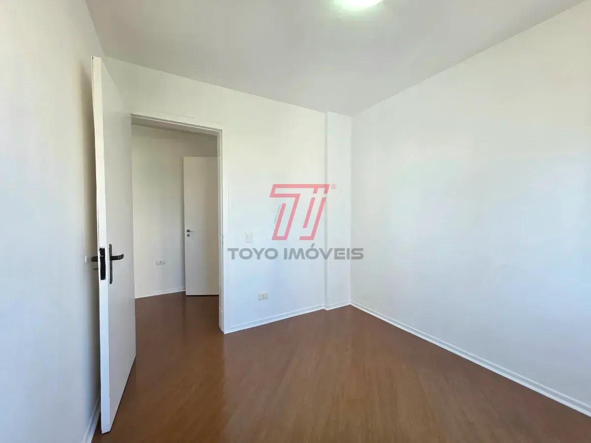 Apartamento de 3 quartos com piso de madeira na sala — photo 18