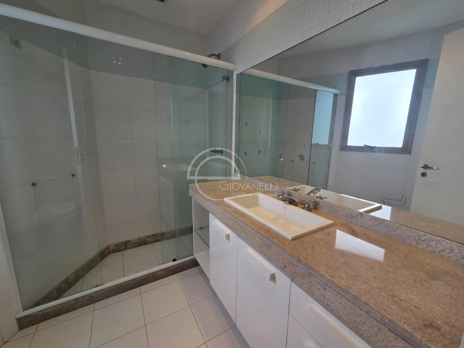 4-bedroom apartment with an enclosed gourmet balcony — photo 35