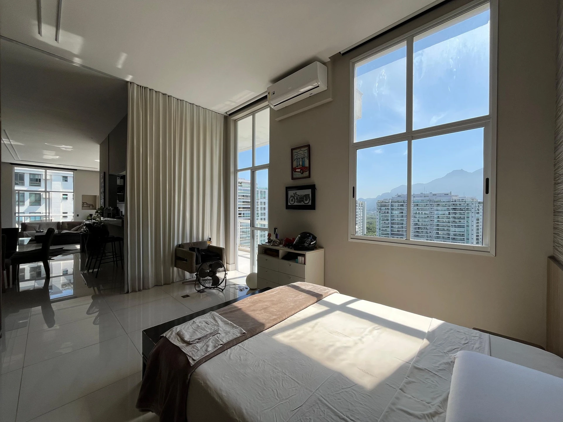 One-bedroom apartment with floor-to-ceiling windows — photo 17