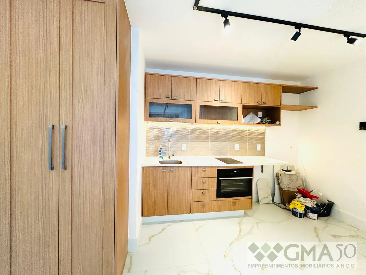 Unfurnished 1-bedroom apartment with open-plan kitchen — photo 5
