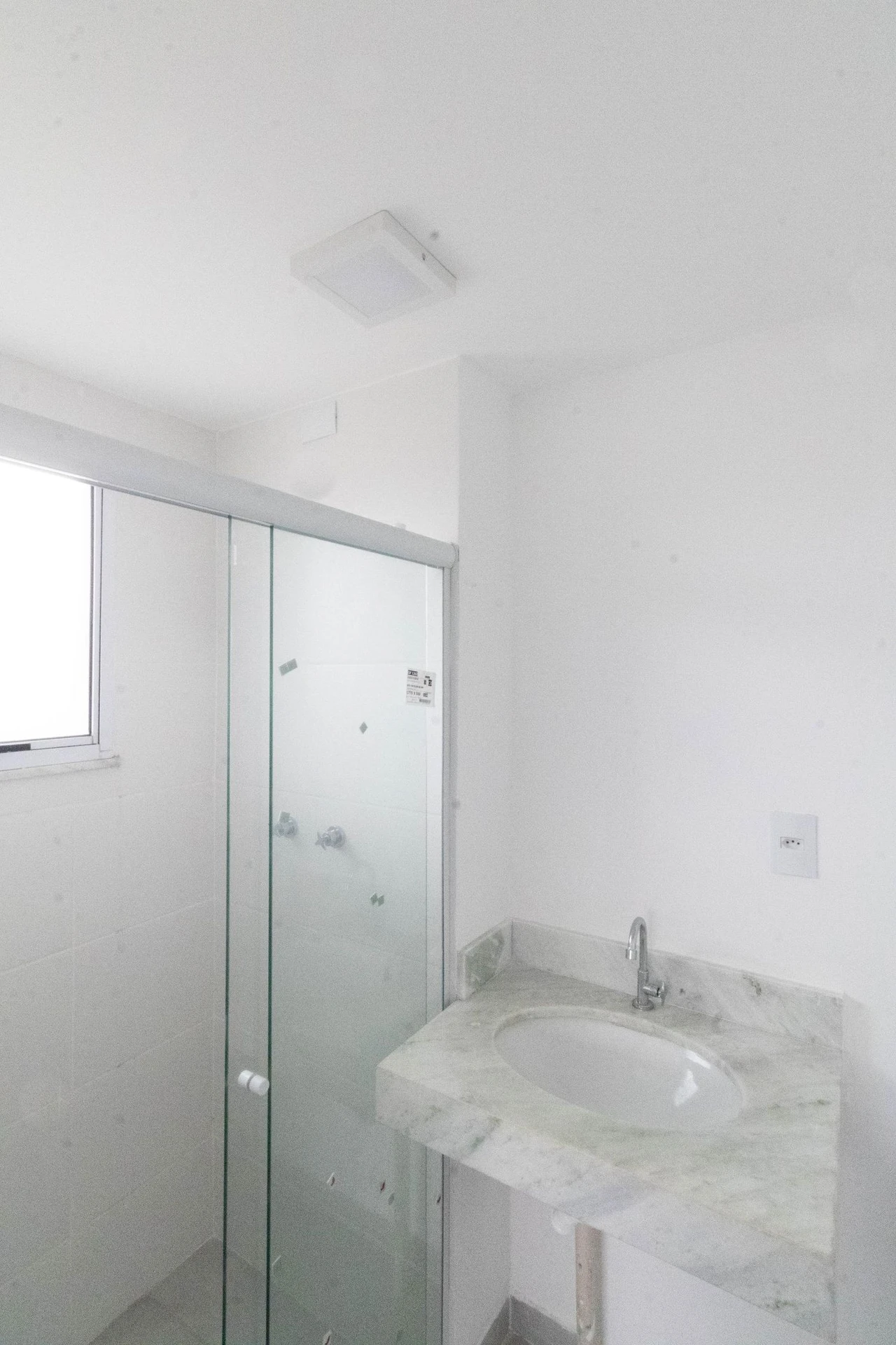 2-bedroom apartment in a building with a gym — photo 39