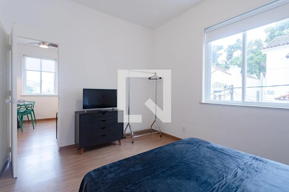 3-bedroom house with wood or laminate floors — photo 4