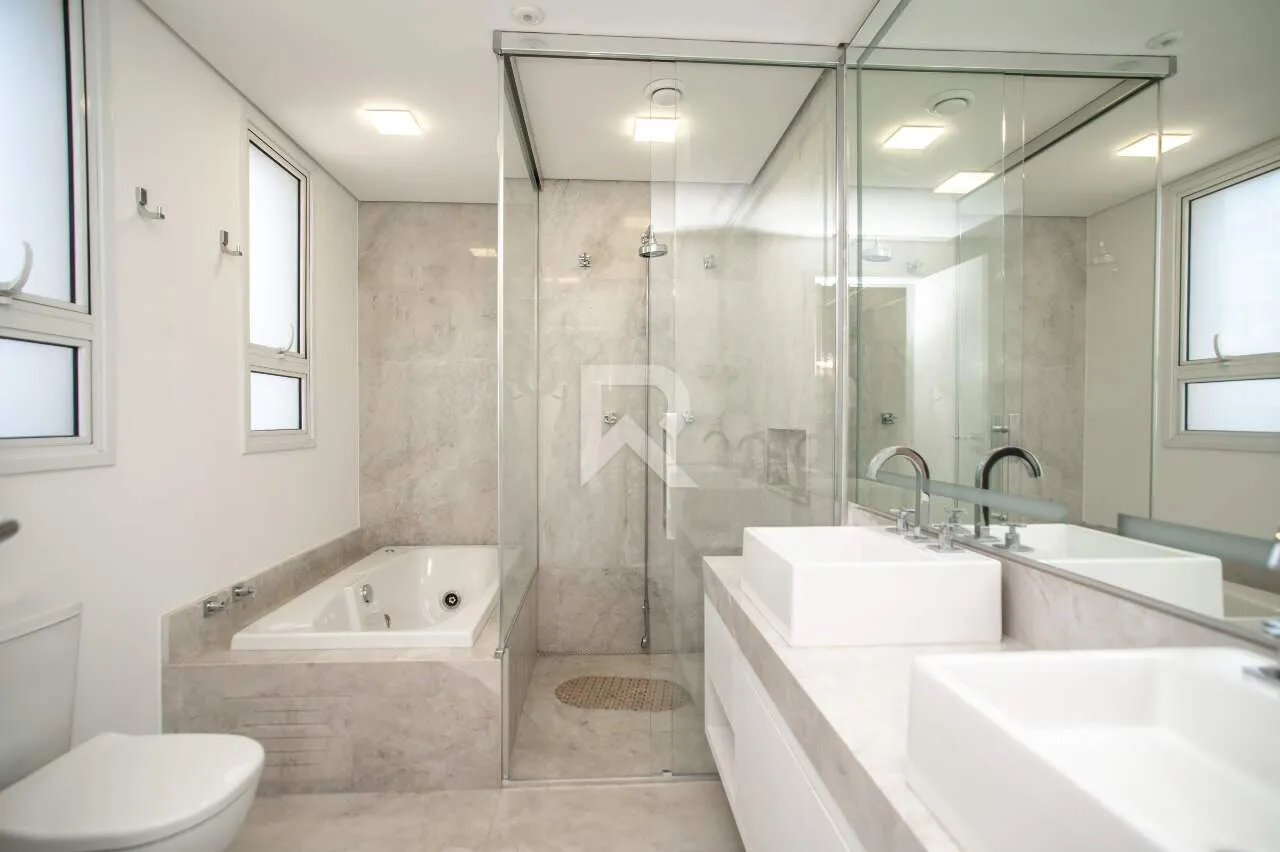 Furnished apartment with 4 en-suite rooms and glazed balcony — photo 26