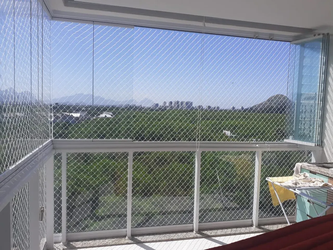 Balcony with a grill in a 2-bedroom apartment, 66 m² — photo 7