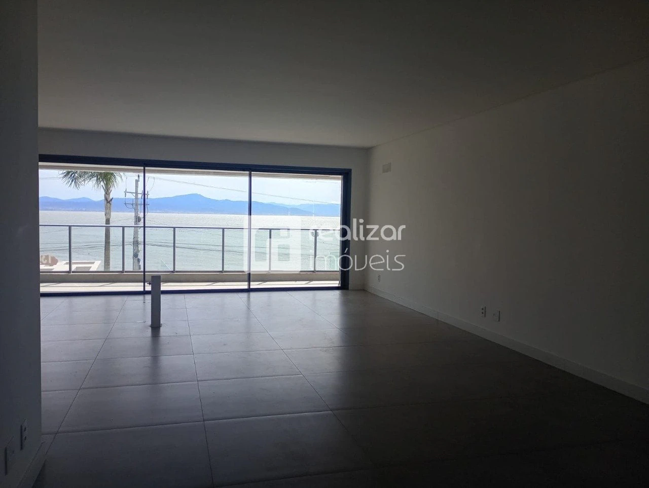 3-bedroom apartment with a water view in Florianópolis
