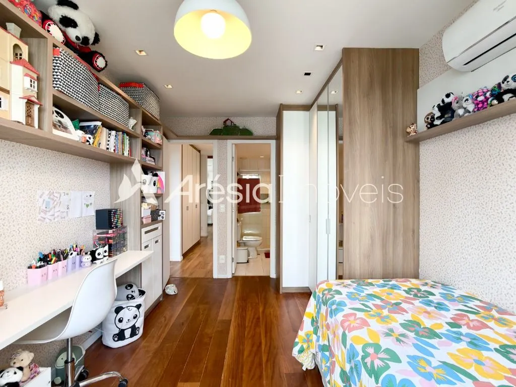 Balcony with a grill in a 4-bedroom apartment, 178 m² — photo 29
