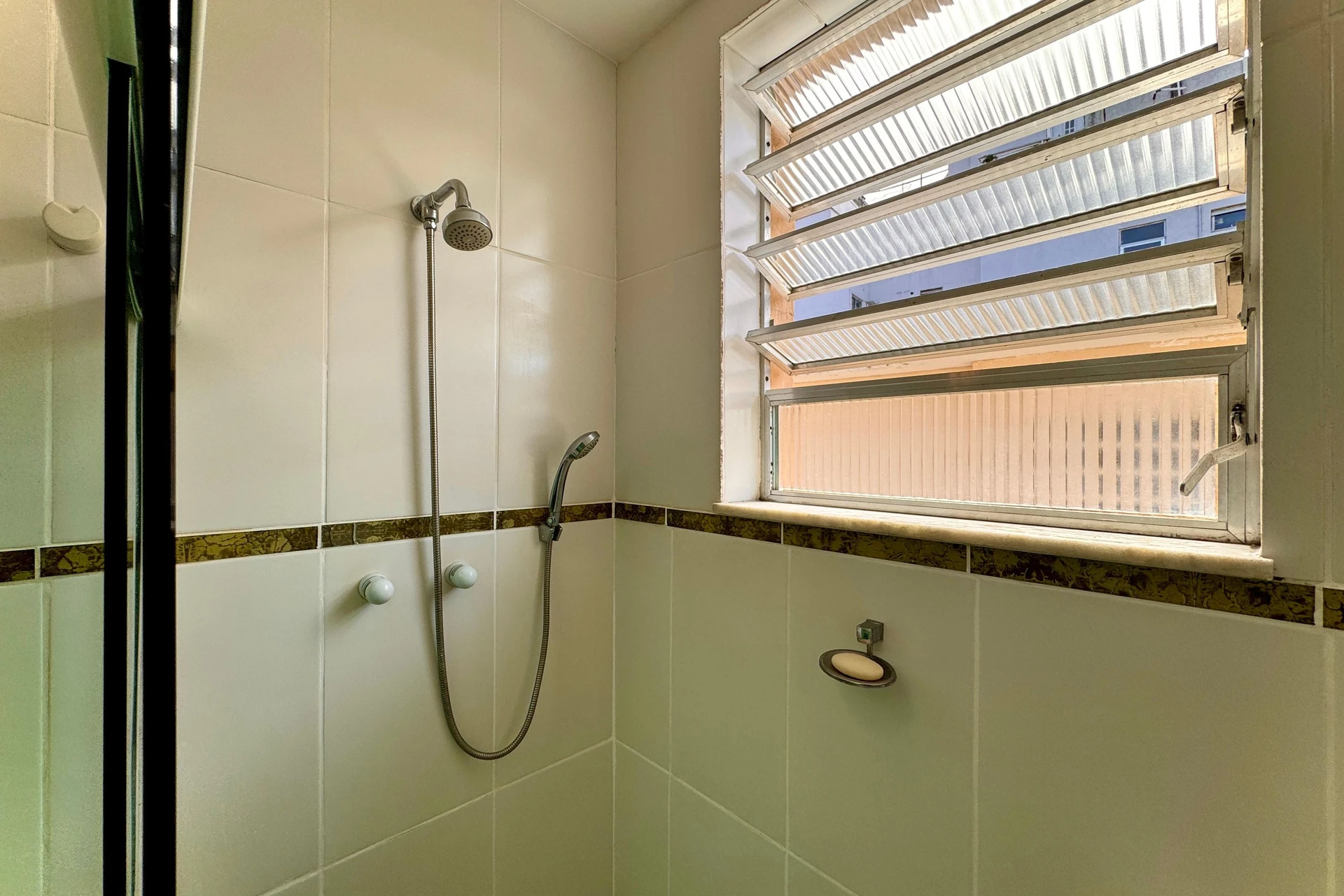 Квартира: 2 спальні, 1 з власною ванною кімнатою, 71 м² — photo 2