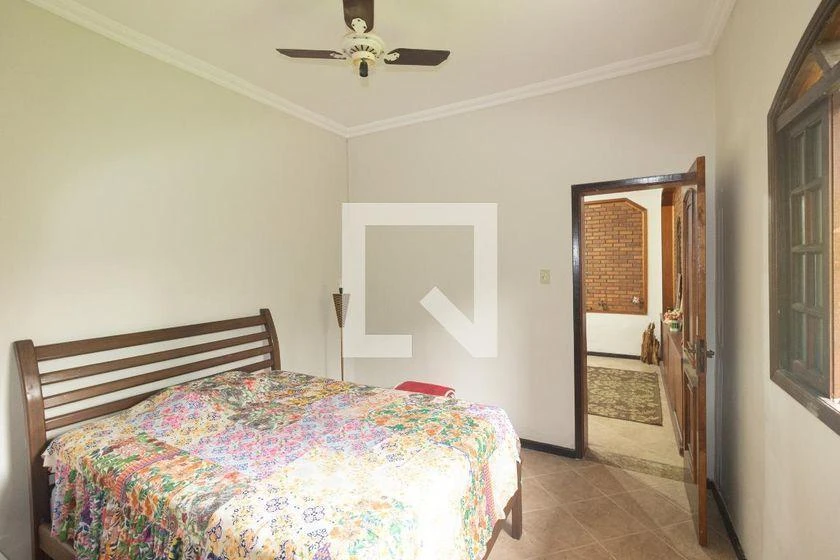 Walk-in closet in a 4-bedroom house, 250 m² — photo 13