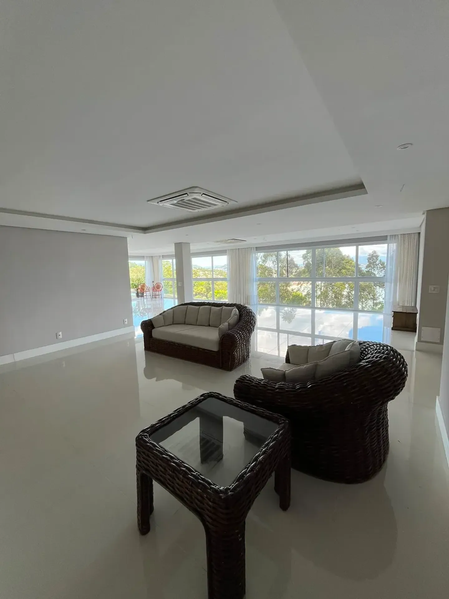Casa de 1000 m² con vista al agua y chimenea — photo 41