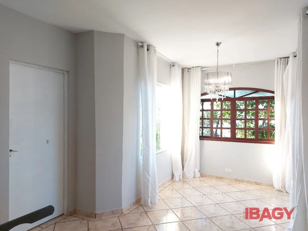 3-bedroom house with a washing machine in Florianópolis — photo 25