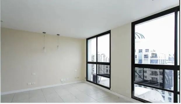 Unfurnished apartment with an enclosed glass balcony — photo 11