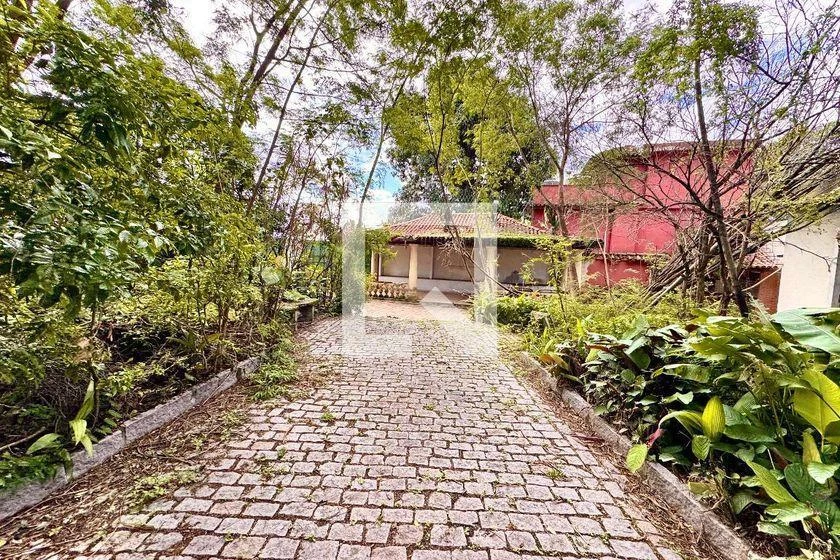 Застеклённый балкон и 3 спальни: дом 861 м² — photo 27