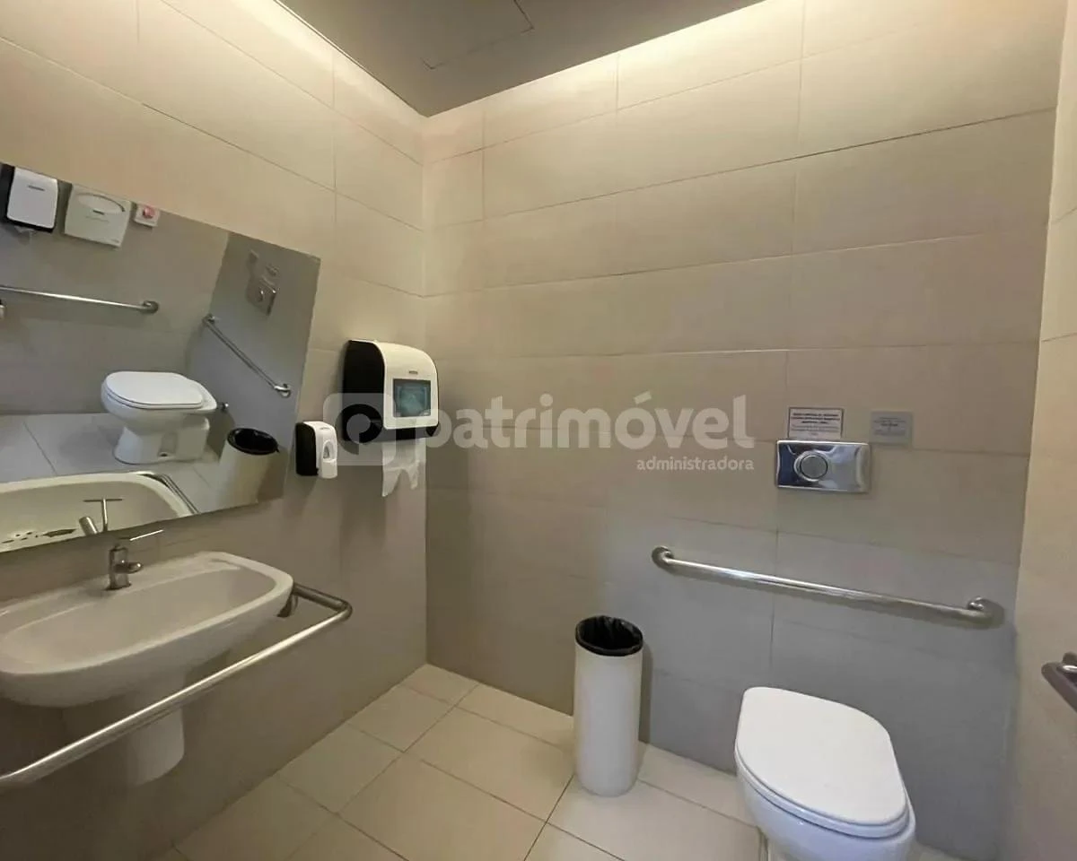 Apartamento sem mobília com 15 banheiros e janelas do chão — photo 25