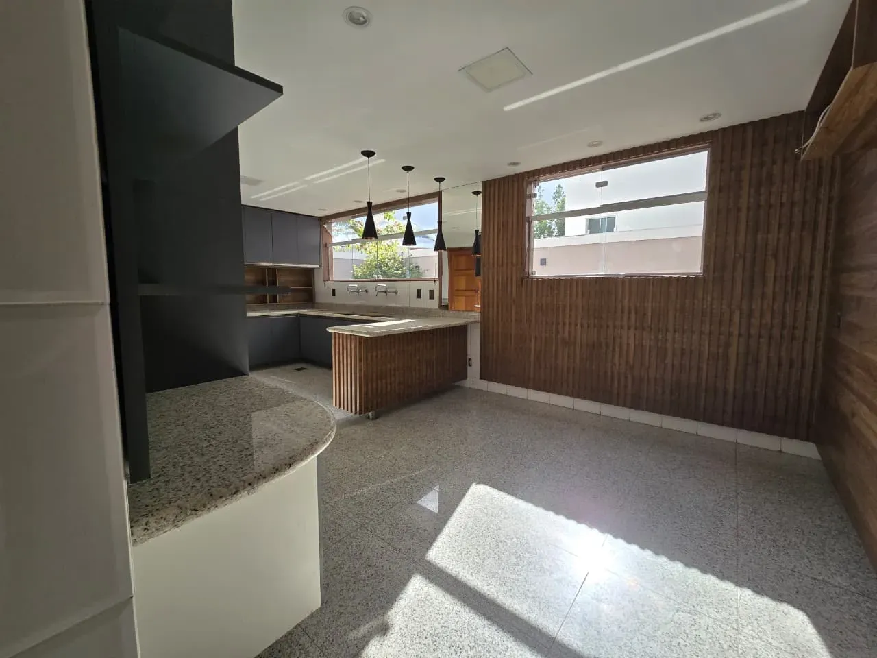 Будинок на 450 м² з 4 спальнями та кухнею з газом — photo 34
