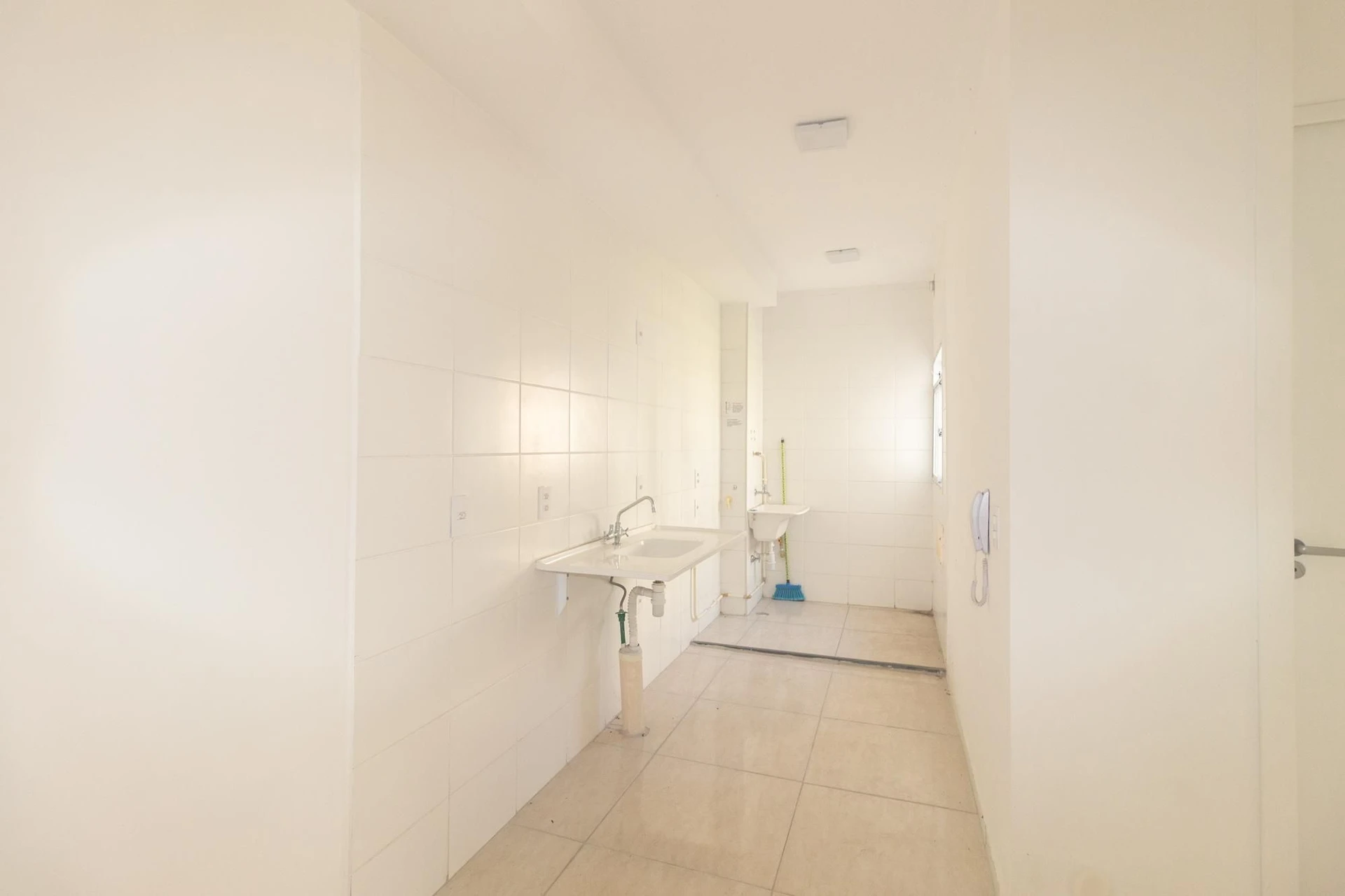 Apartamento com 2 quartos e box de vidro no banheiro — photo 42