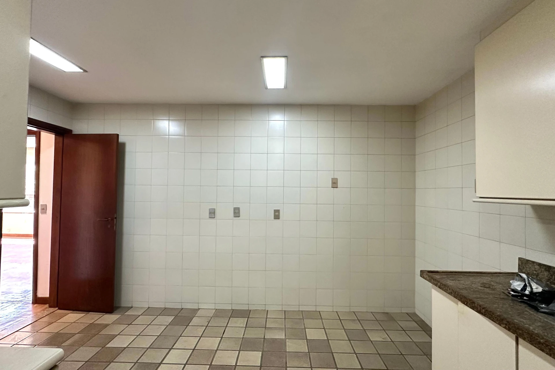 Квартира без меблів з 3 спальнями та 3 ванними кімнатами — photo 4