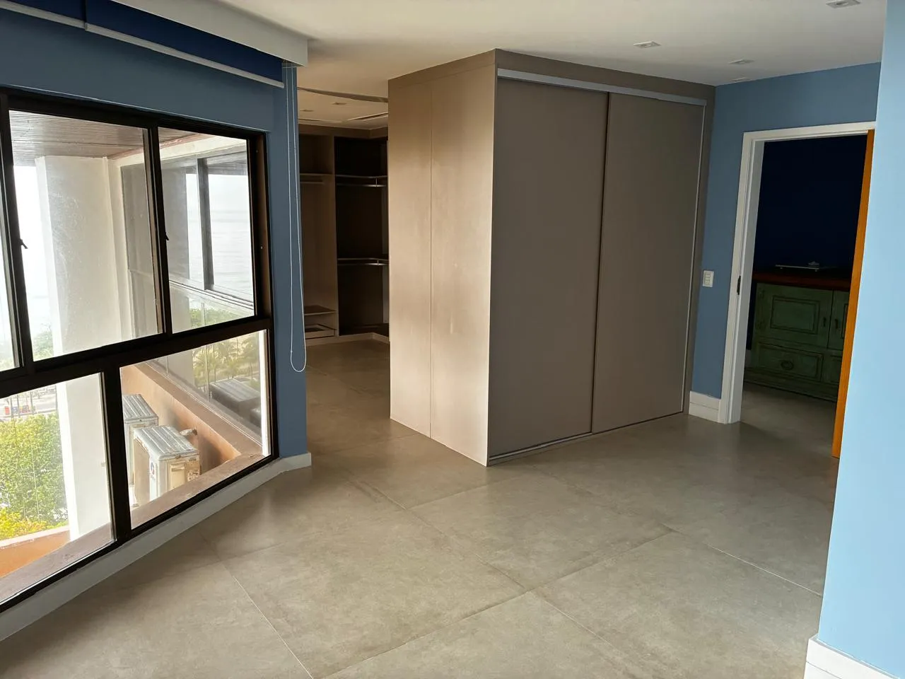Unfurnished apartment with 3 bedrooms and open-plan kitchen — photo 4