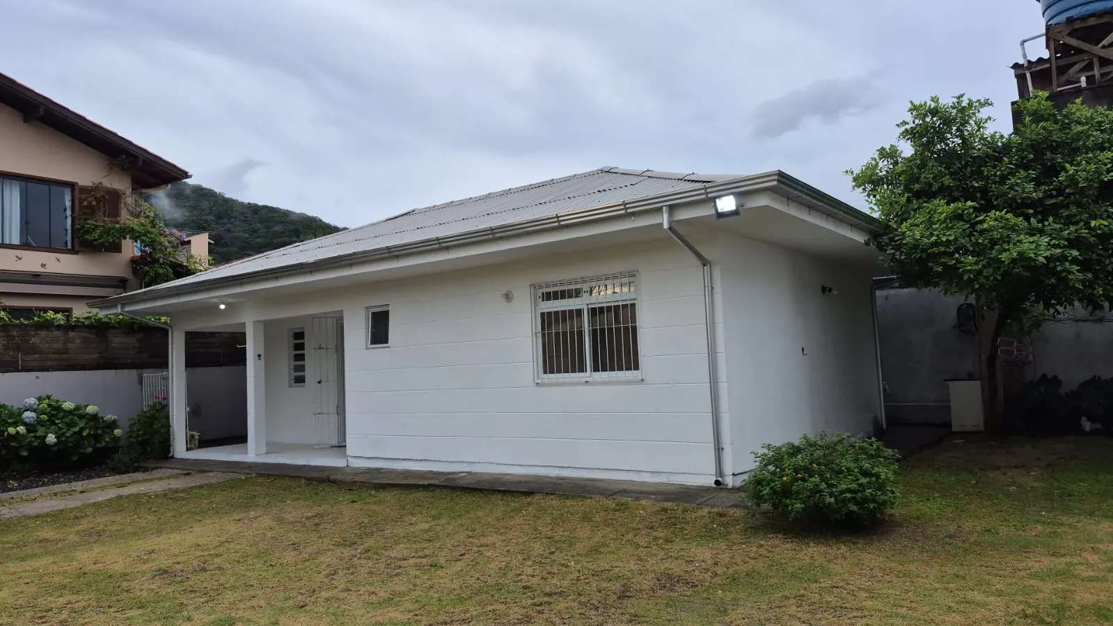 2-bedroom house with a garden in Florianópolis — photo 12