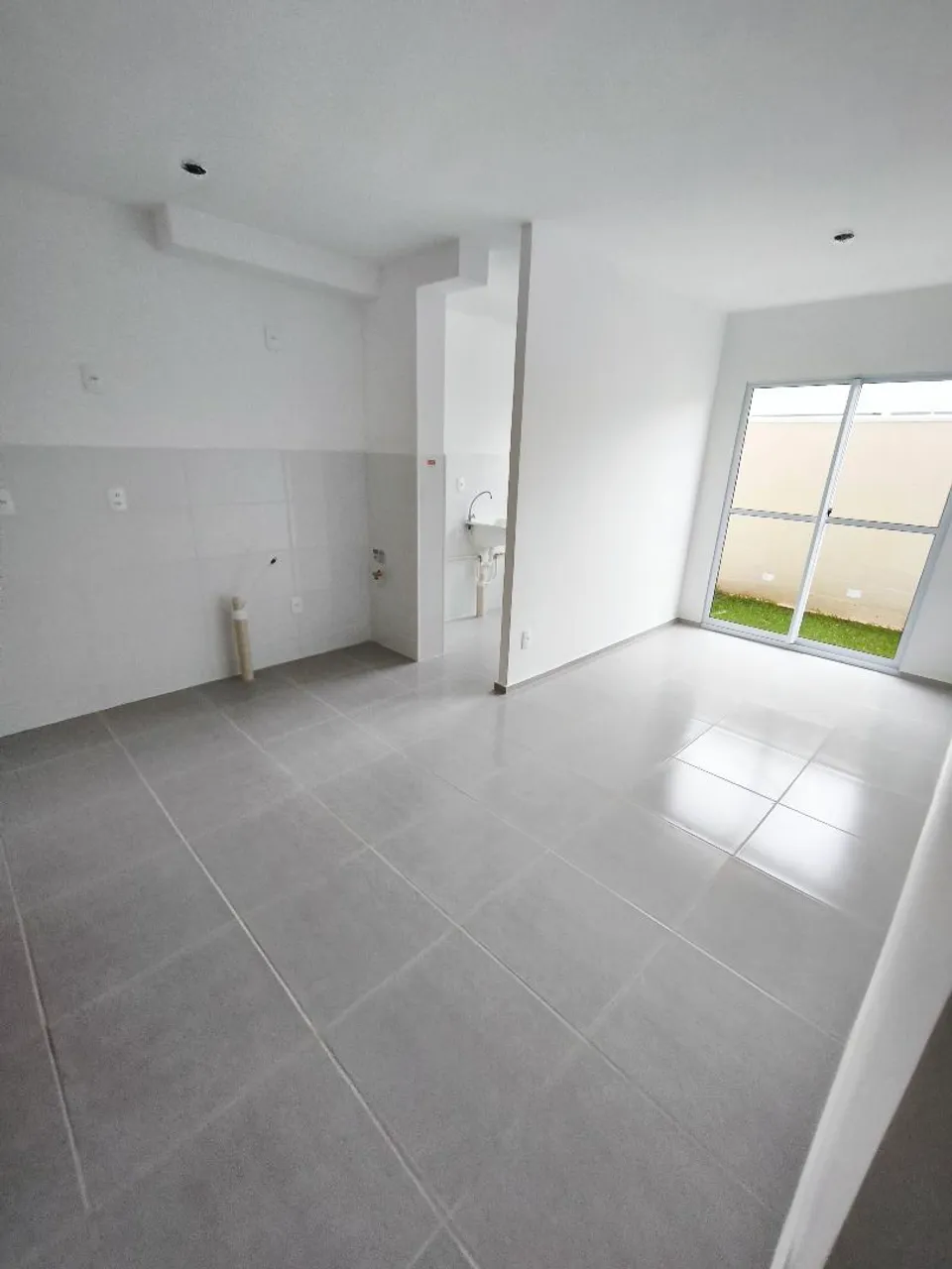 Apartamento semimobiliado com 2 quartos e cozinha integrada