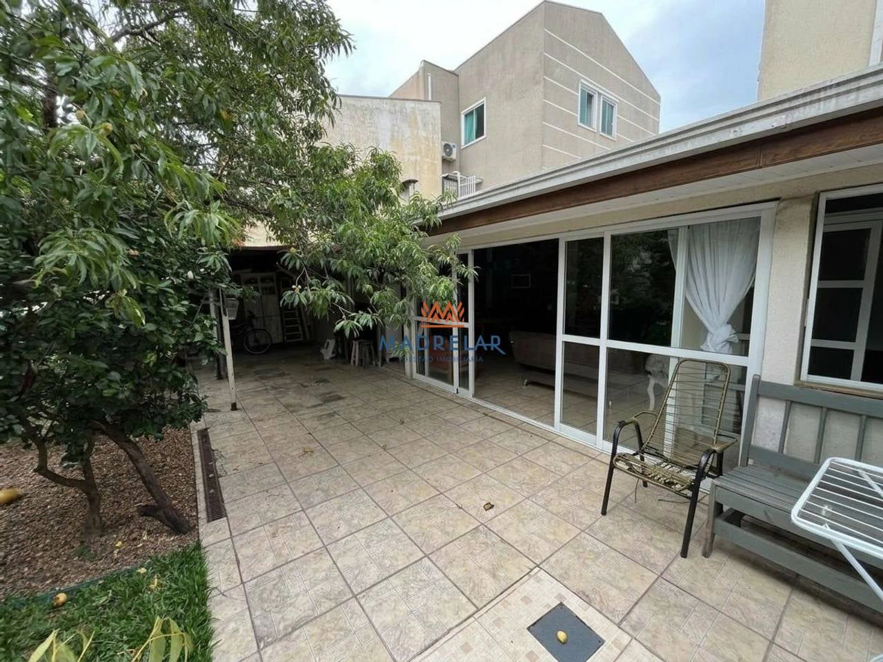 5-bedroom house with a glass-enclosed balcony — photo 9