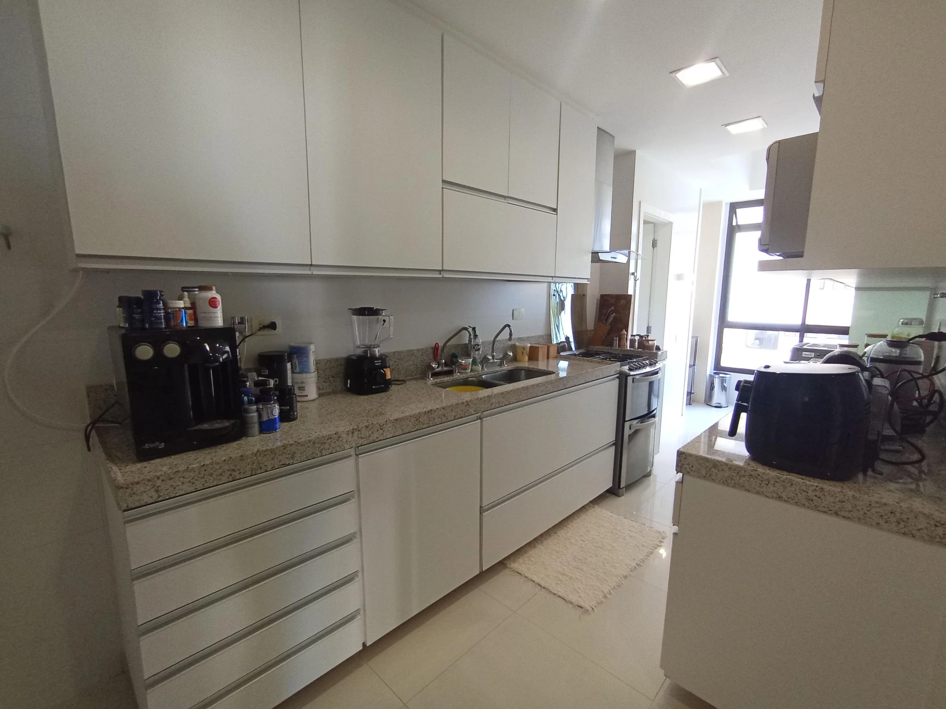 Furnished 3-bedroom apartment with enclosed balcony — photo 54