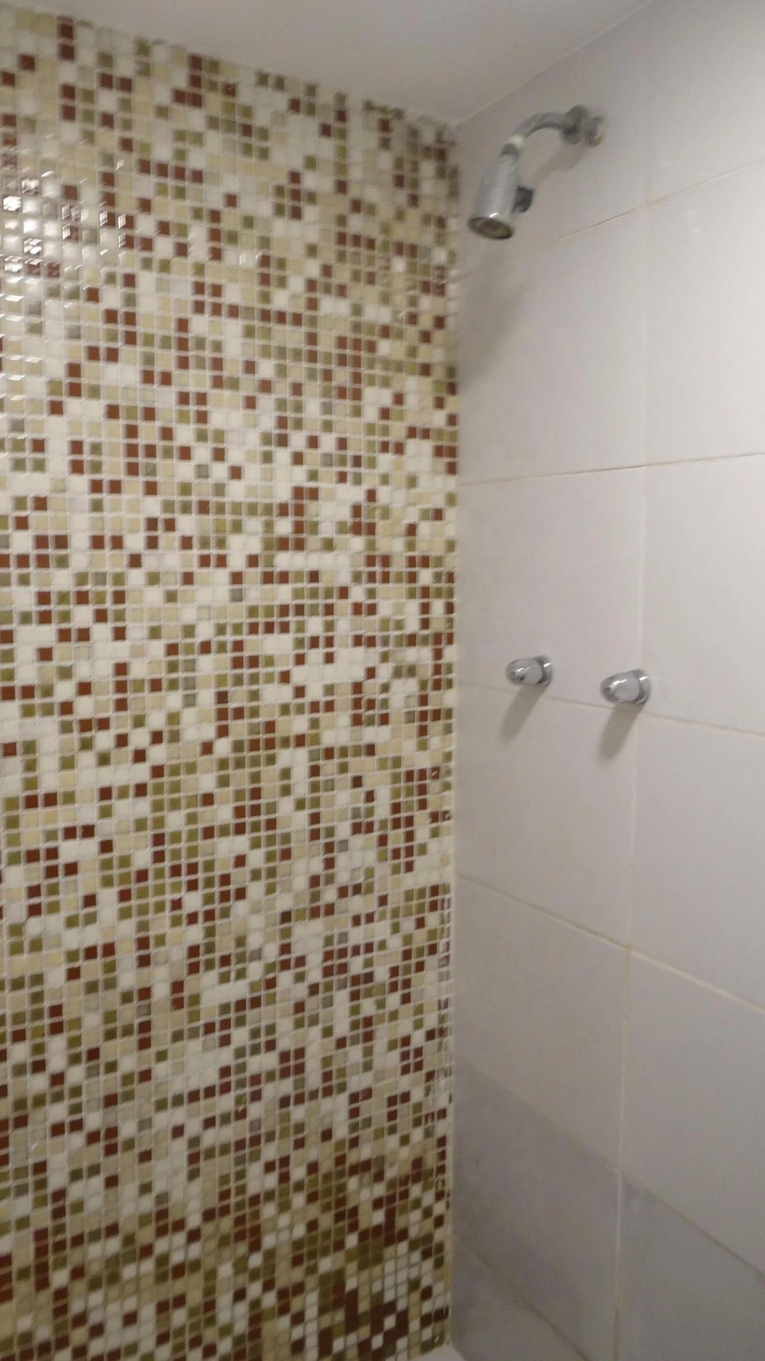 Casa de 384 m² com janelas do piso ao teto e varanda gourmet — photo 56